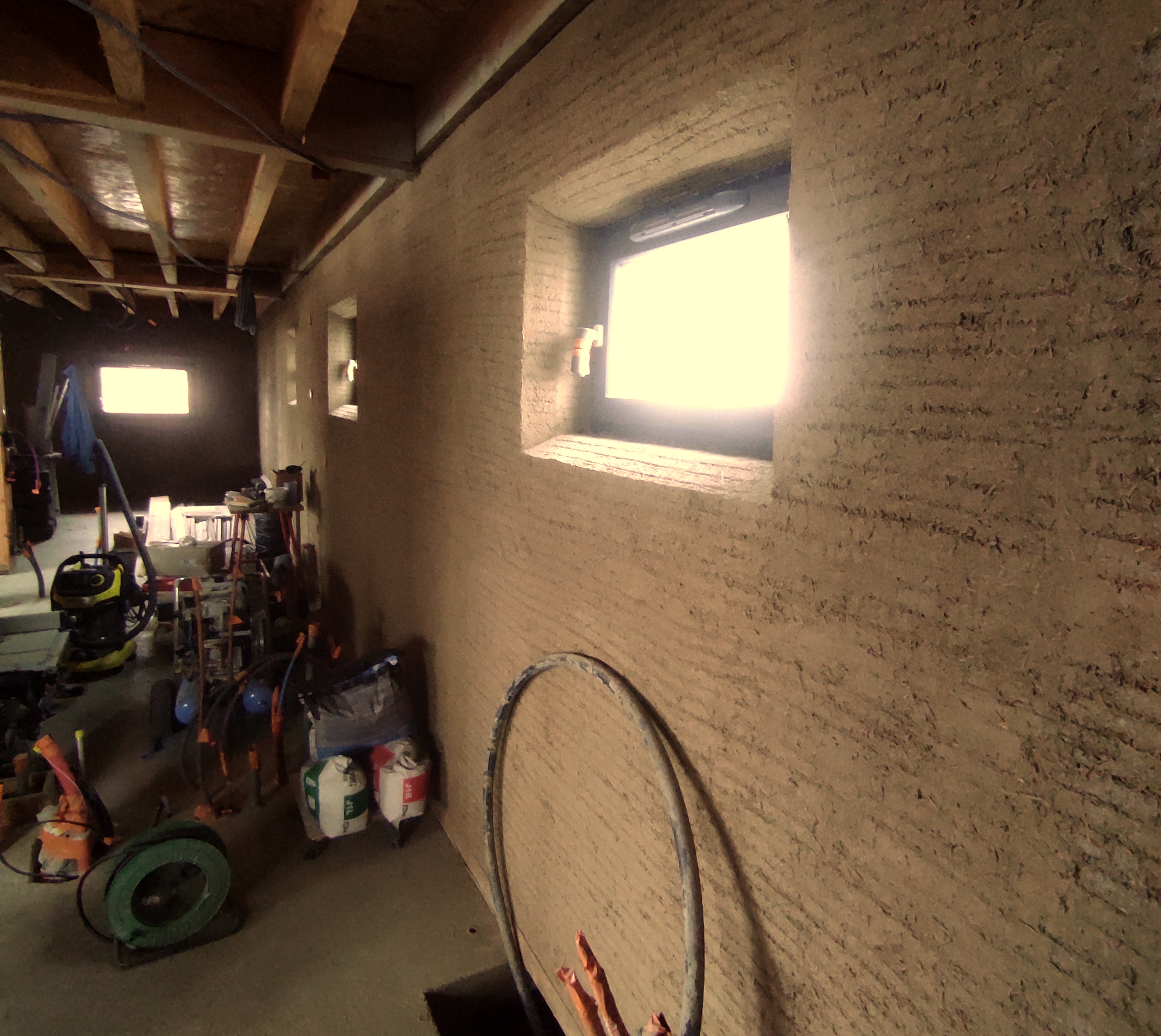 Un mur en corps d'enduit (parfaitement dressé par Iraïda et Raphael ! ) qu'on va recouvrir ensemble d'enduits de finition en terre